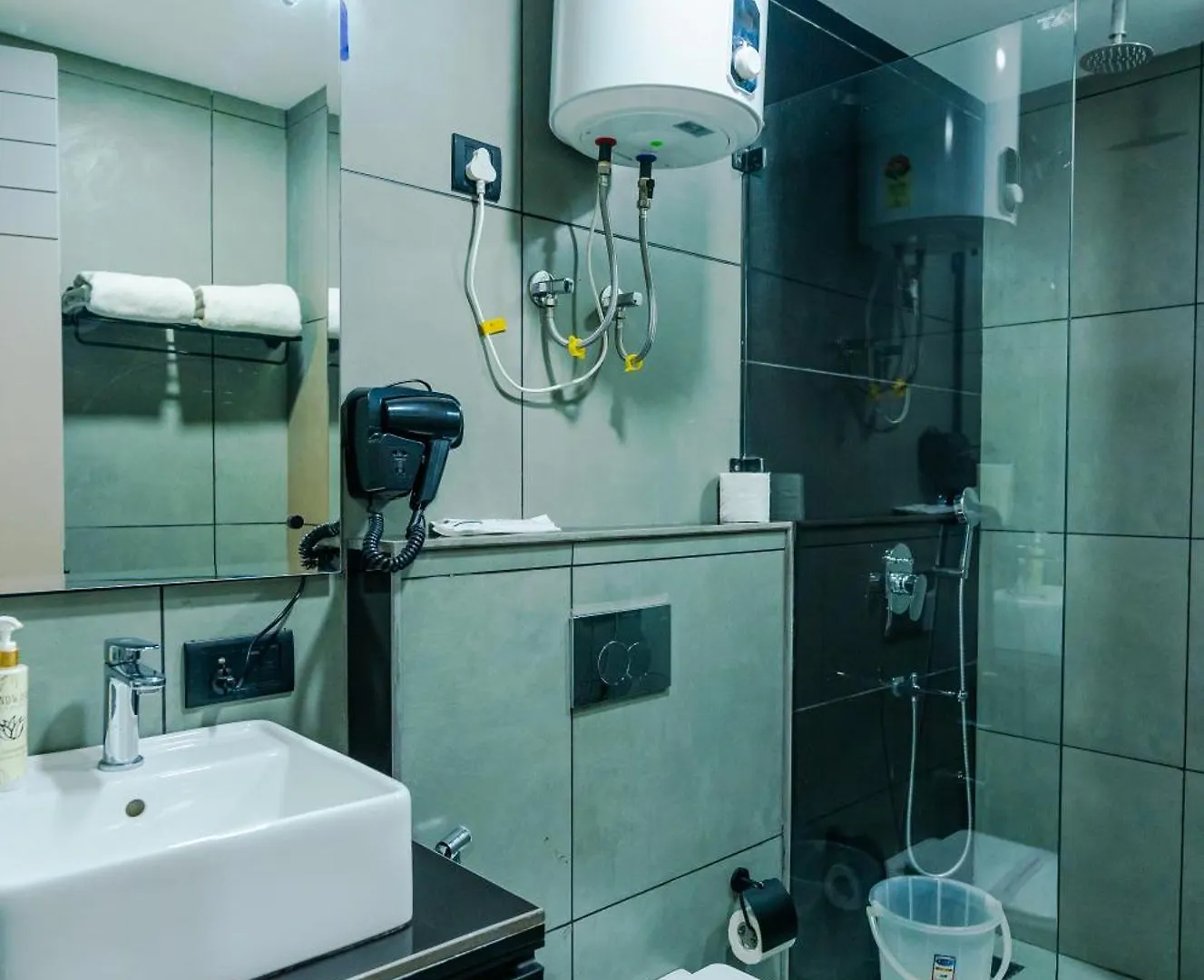 Bedchambers Luxury Apartment Near Golf Course Road Gurgaon Hindistan