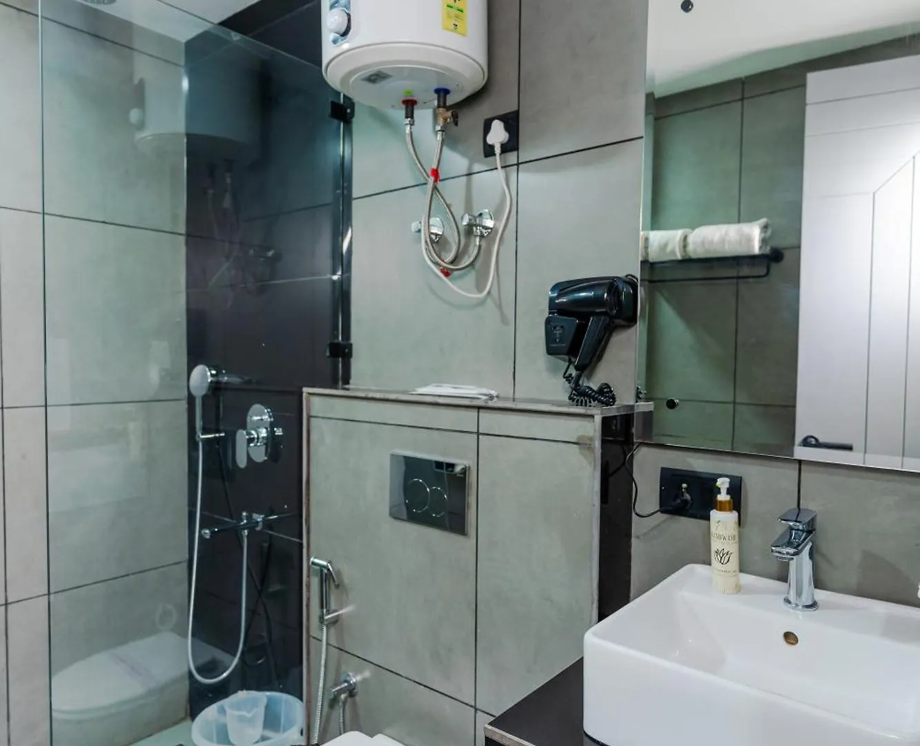 Bedchambers Luxury Apartment Near Golf Course Road Γκουργκάον